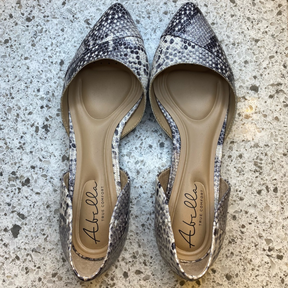 Abella True Comfort Snakeskin Flats (size 8)
